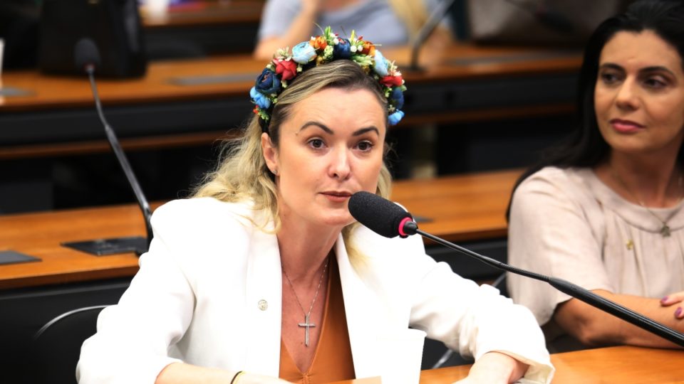 julia-zanatta-diz-ter-certeza-de-que-michelle-disputara-o-senado-e-minimiza-atrito-com-flavio