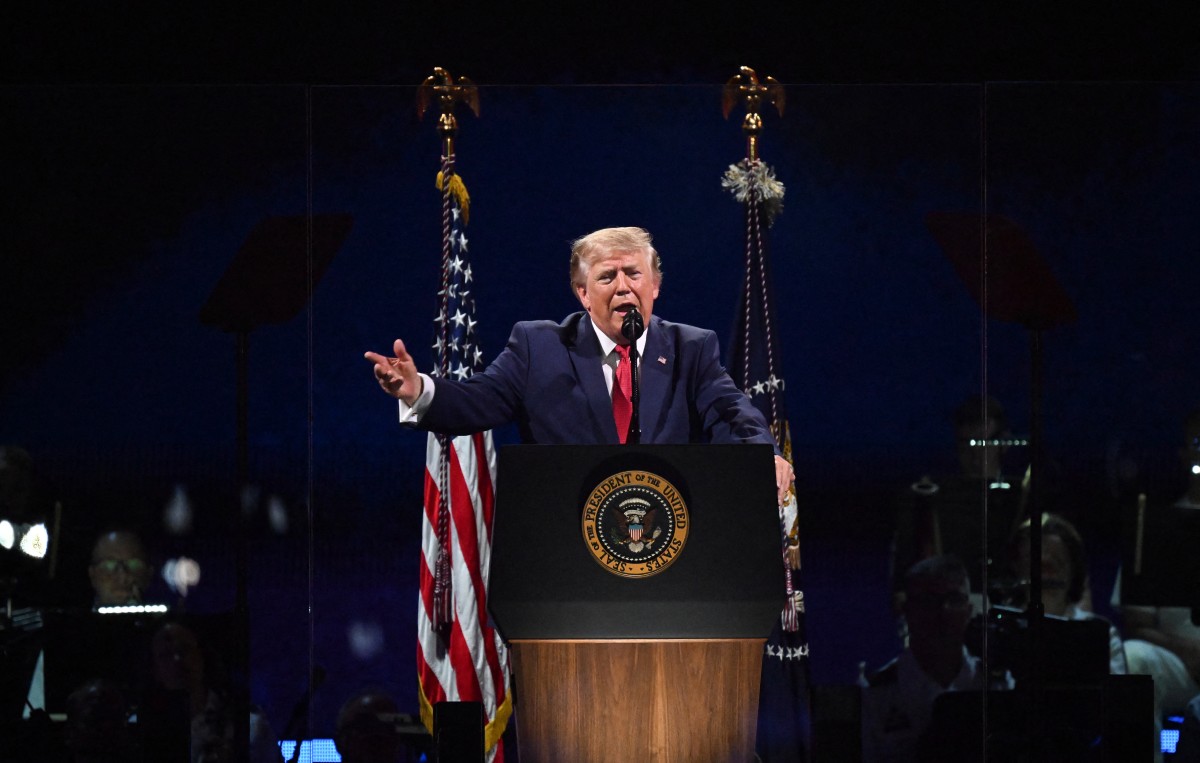trump-se-vangloria-em-discurso-de-vencer-guerra,-enquanto-iranianos-pedem-vinganca-por-khamenei