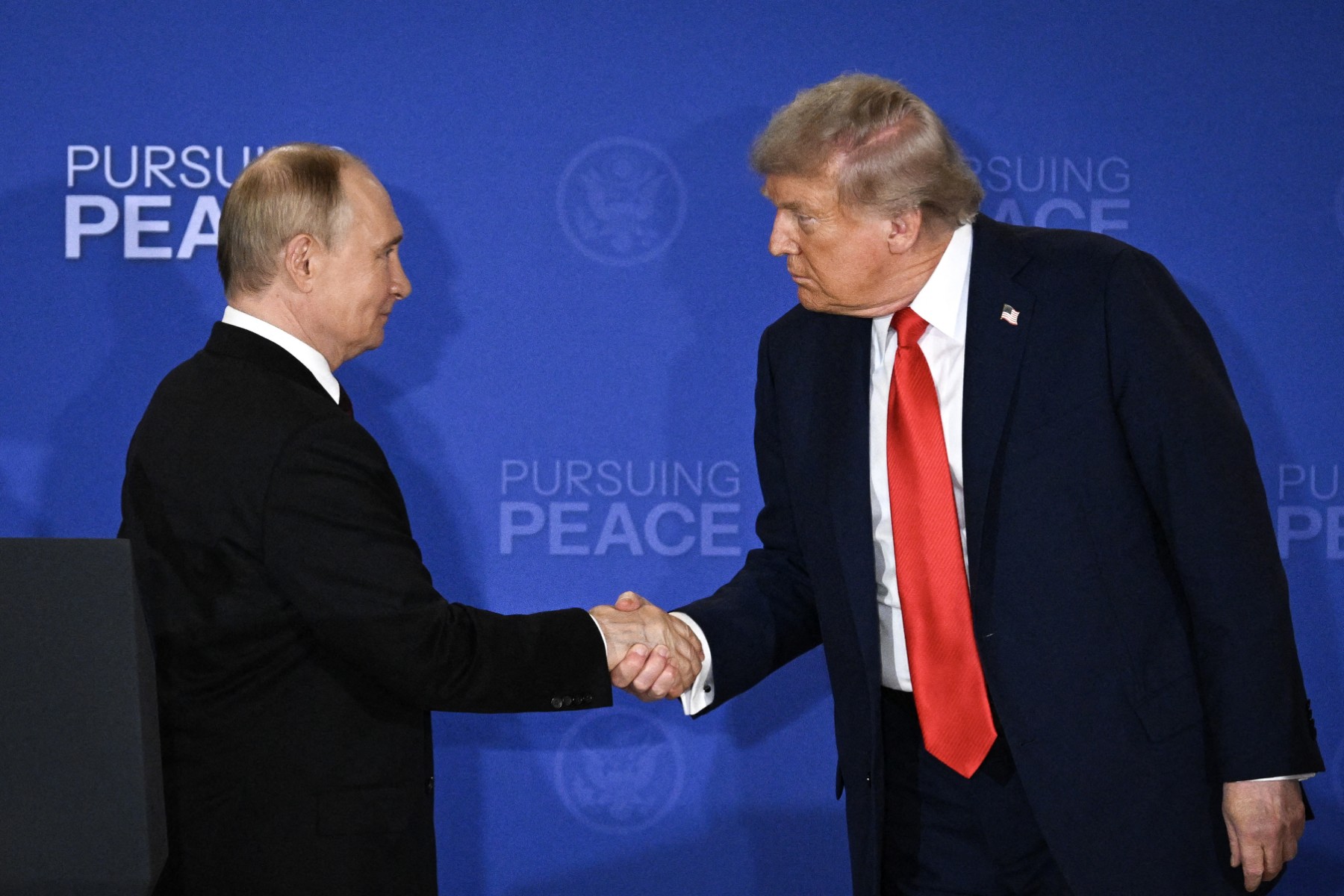 putin-conversa-ao-telefone-com-trump-sobre-ucrania,-diz-kremlin