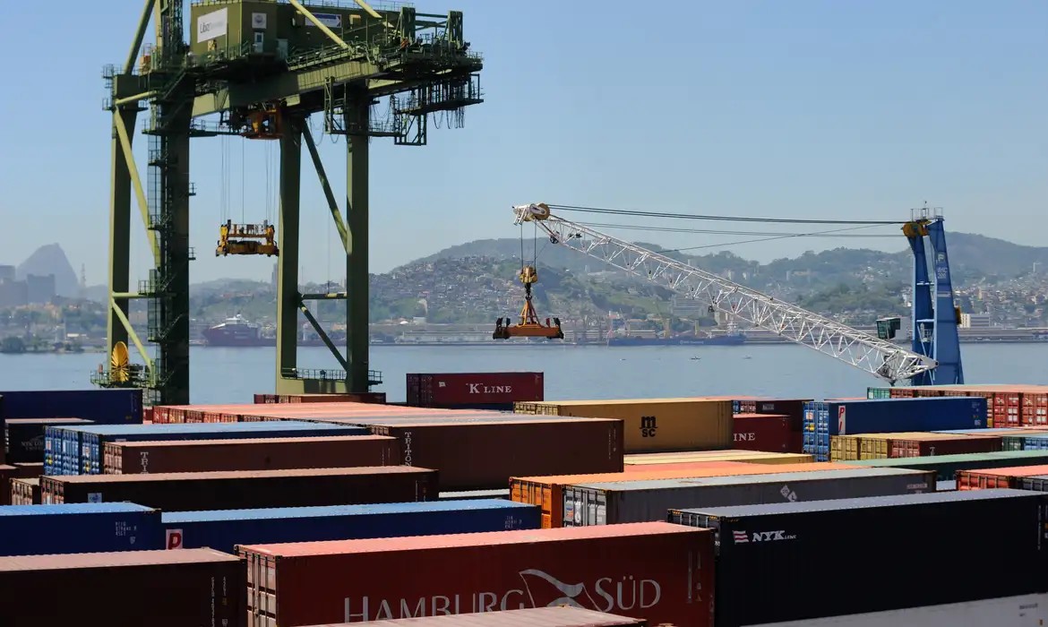 um-ano-apos-tarifaco,-fatia-dos-eua-nas-exportacoes-do-brasil-atinge-minima-historica