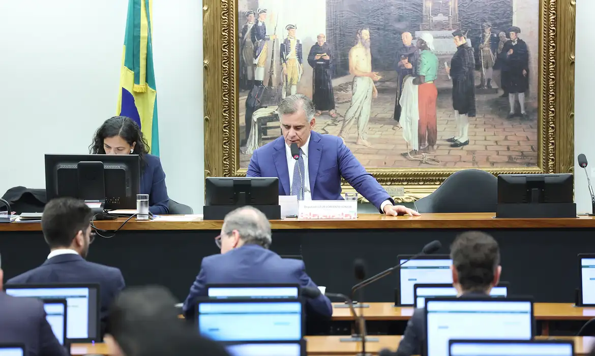 ccj-da-camara-aprova-pec-que-acaba-com-aposentadoria-compulsoria