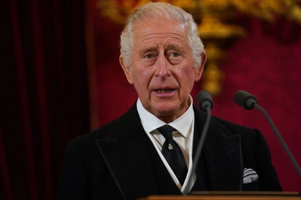 charles-iii-recebe-principe-harry-e-sua-familia-pela-primeira-vez-desde-2022