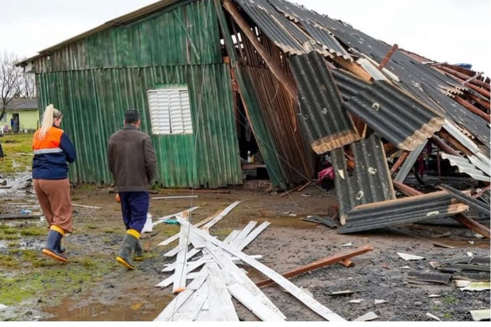 temporal-com-granizo-e-vendaval-destelha-casas-na-regiao-metropolitana-do-rs