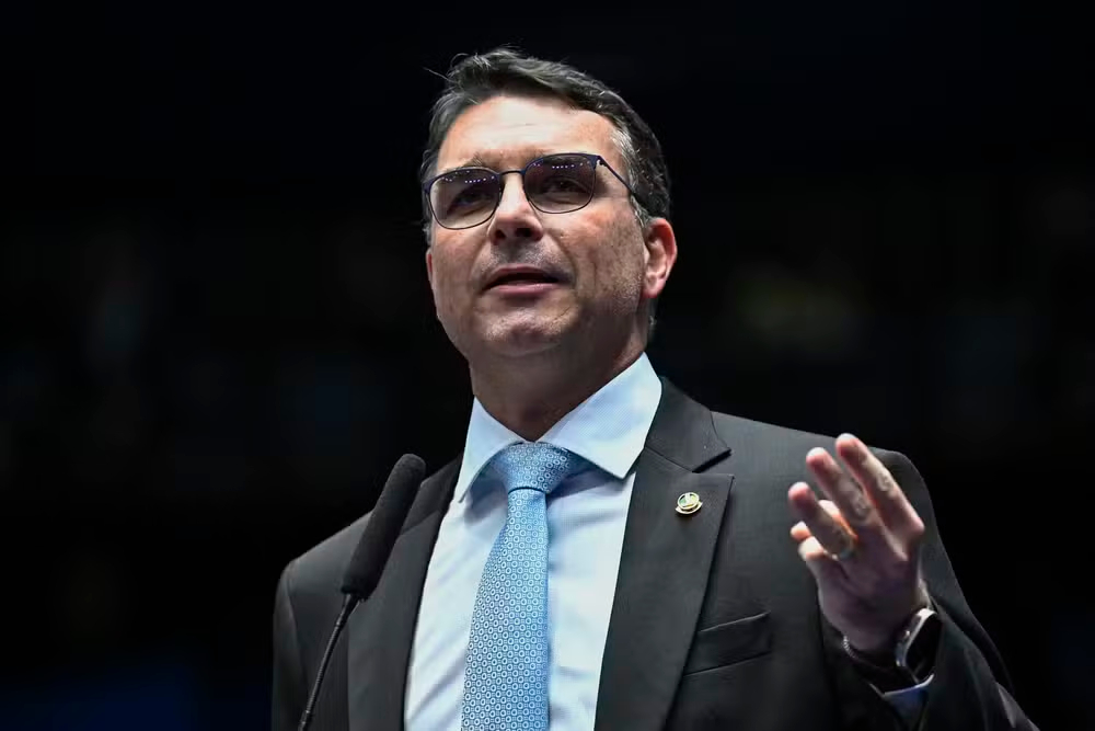 pgr-defende-manutencao-da-prisao-domiciliar-de-bolsonaro,-mas-ve-violacao-em-carta-a-flavio