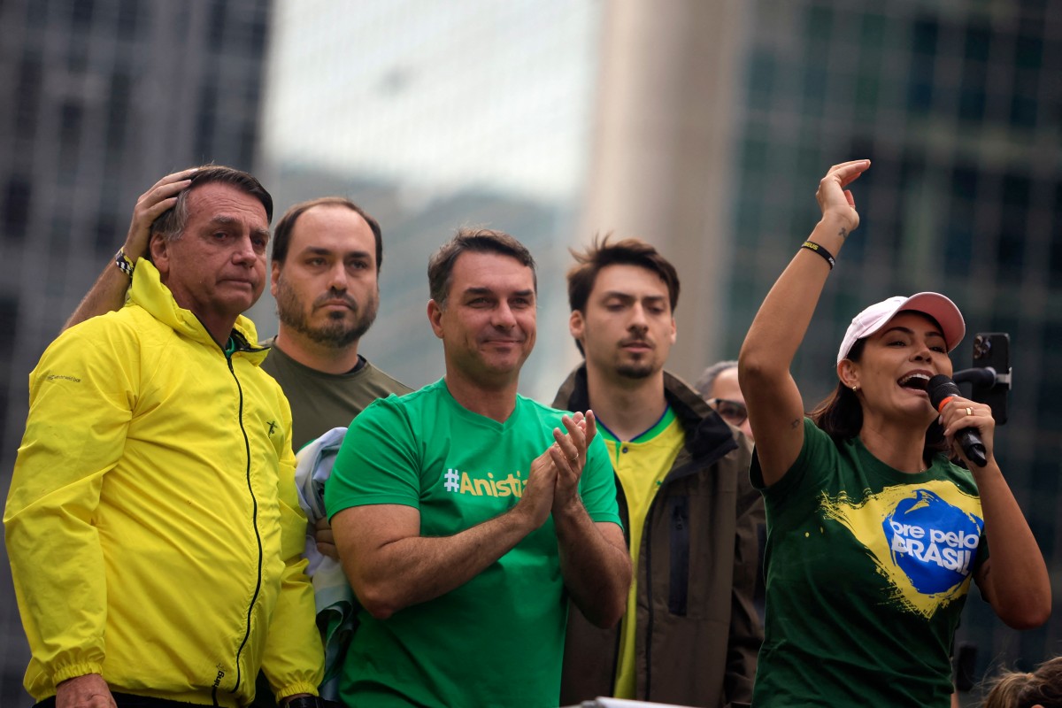 familia-bolsonaro-foi-de-desconfianca-a-alinhamento-aos-eua-em-30-anos