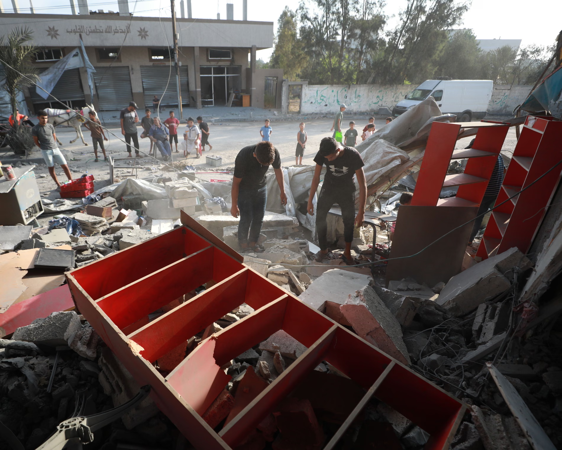 ataque-atribuido-a-israel-mata-palestinos-em-funeral-e-em-mercado-no-centro-de-gaza
