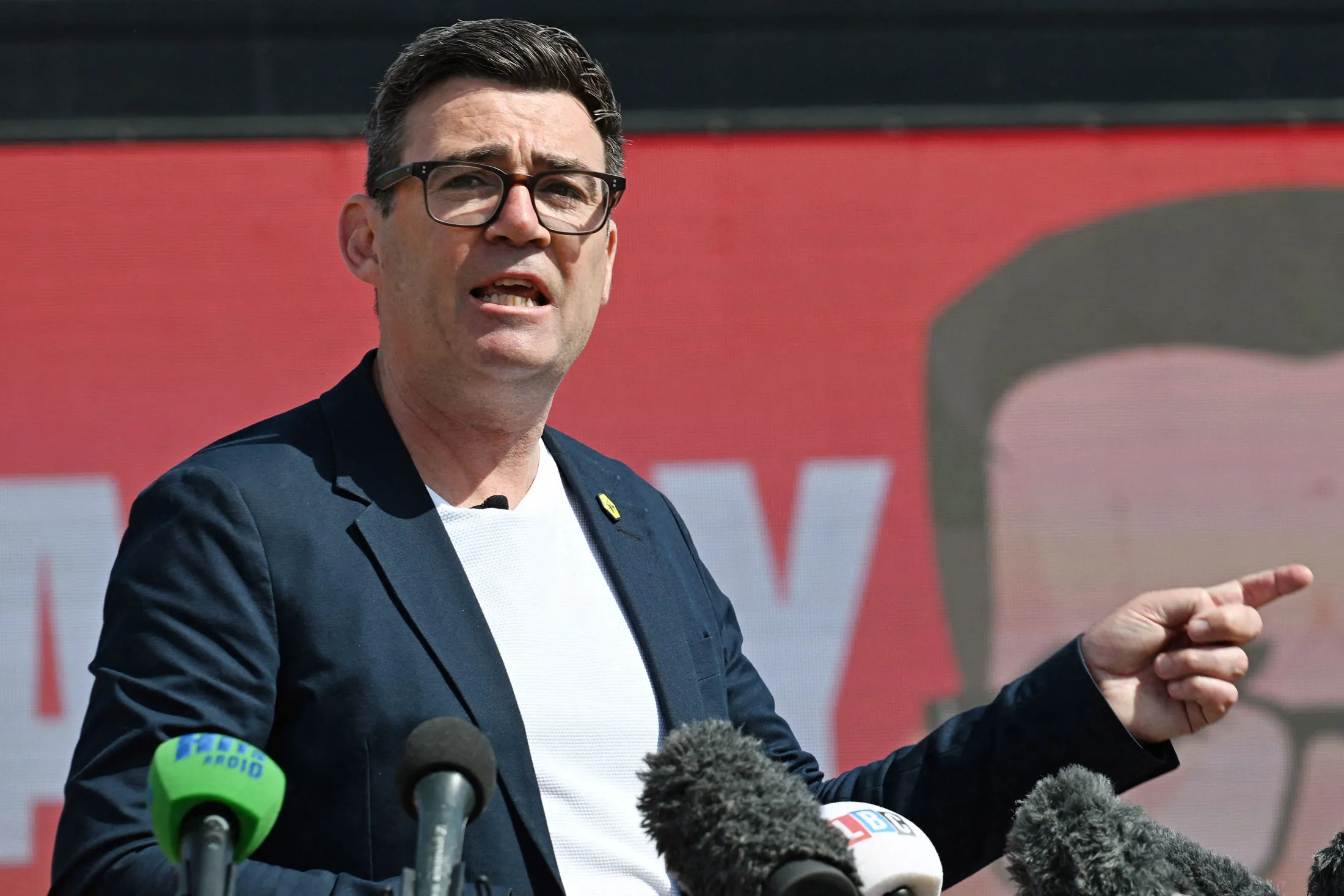 andy-burnham-toma-posse-e-promete-abrigar-sem-teto-em-primeiro-discurso