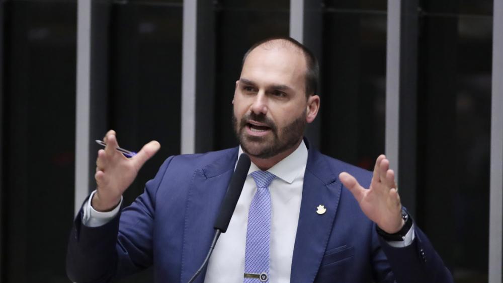 governo-trump-concede-green-card-para-eduardo-bolsonaro-viver-nos-eua,-diz-aliado