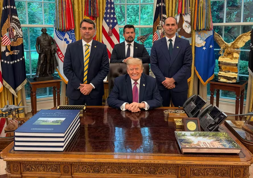 trump,-flavio-bolsonaro-e-um-piano-romantico-na-casa-branca