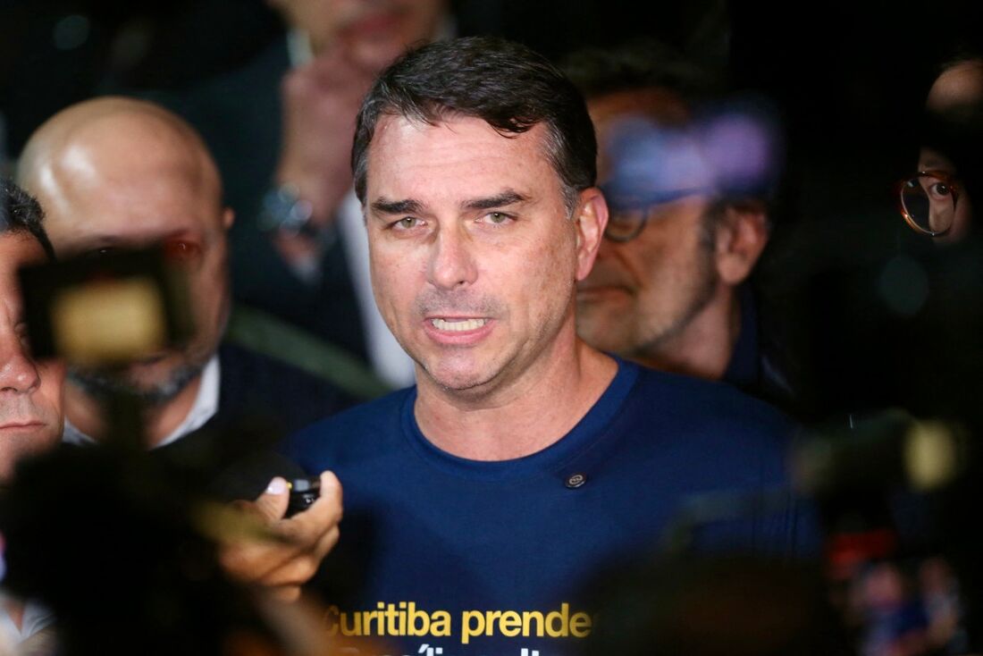 hoje-e-o-inicio-da-luta-do-bem-contra-o-mal-que-bolsonaro-comecou-em-2018,-diz-flavio