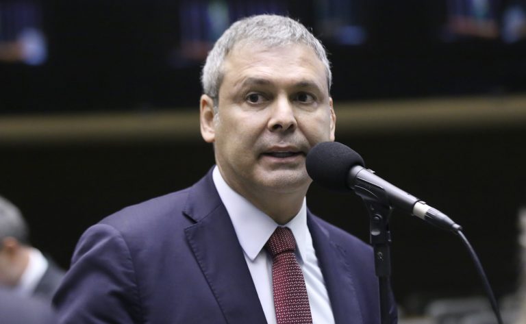 lindbergh-vai-a-pgr-contra-flavio-por-milei-e-ia-de-bolsonaro-em-convencao-do-pl