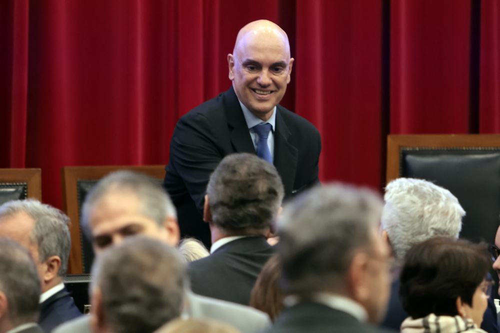Ministros do TSE veem interferência de Moraes em cobrança sobre IA de Bolsonaro