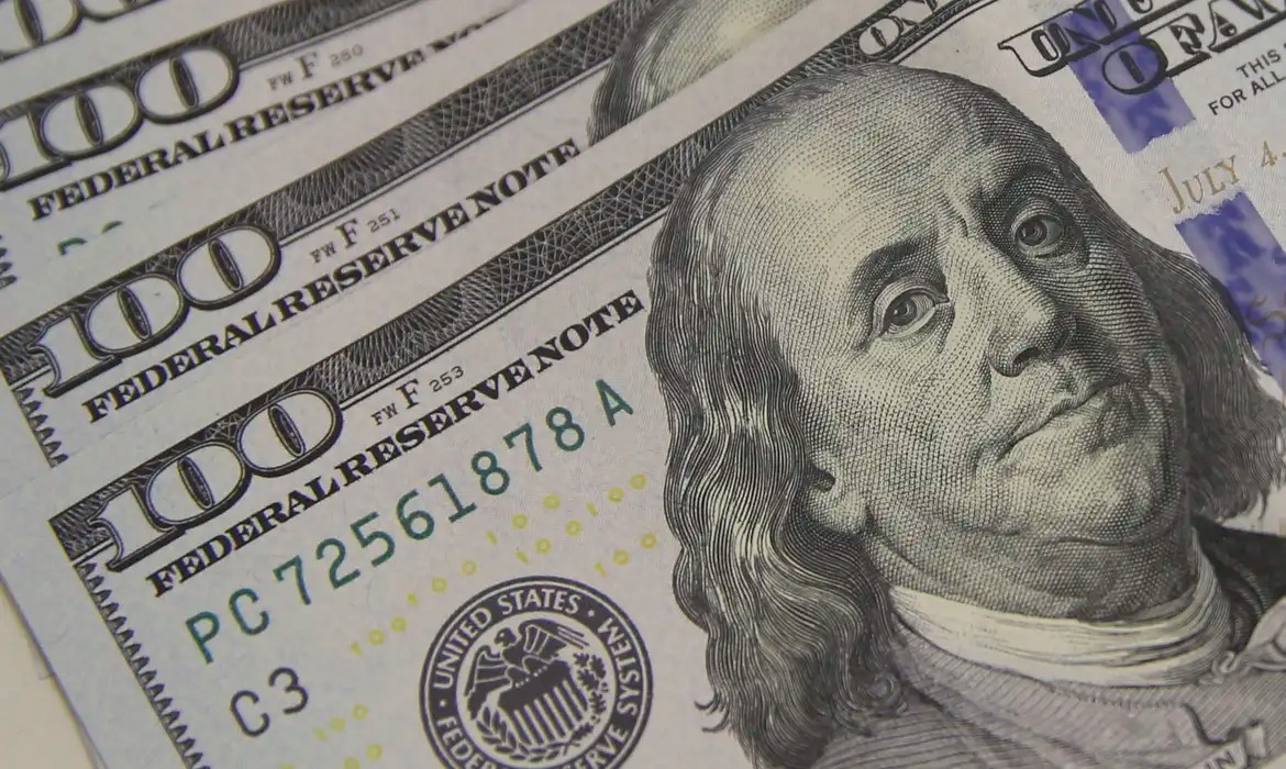 dolar-sobe-no-dia-com-cautela-antes-do-fim-de-semana,-mas-real-aprecia-em-julho