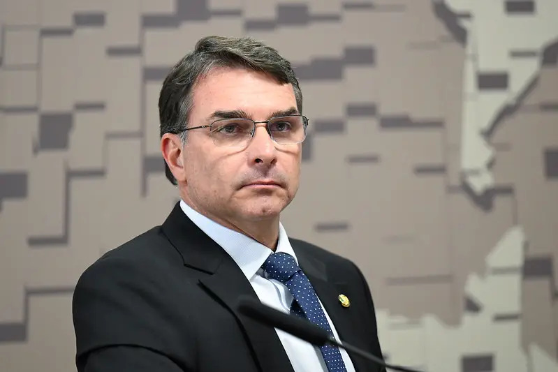 ministro-do-tcu-apura-relacao-de-flavio-bolsonaro-e-vorcaro-no-caso-dark-horse