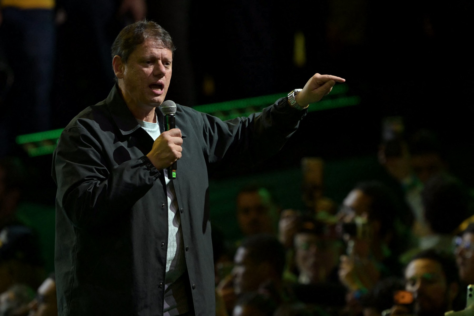 tarcisio-e-lancado-candidato-a-reeleicao-ao-lado-de-flavio-bolsonaro-em-convencao-em-sp