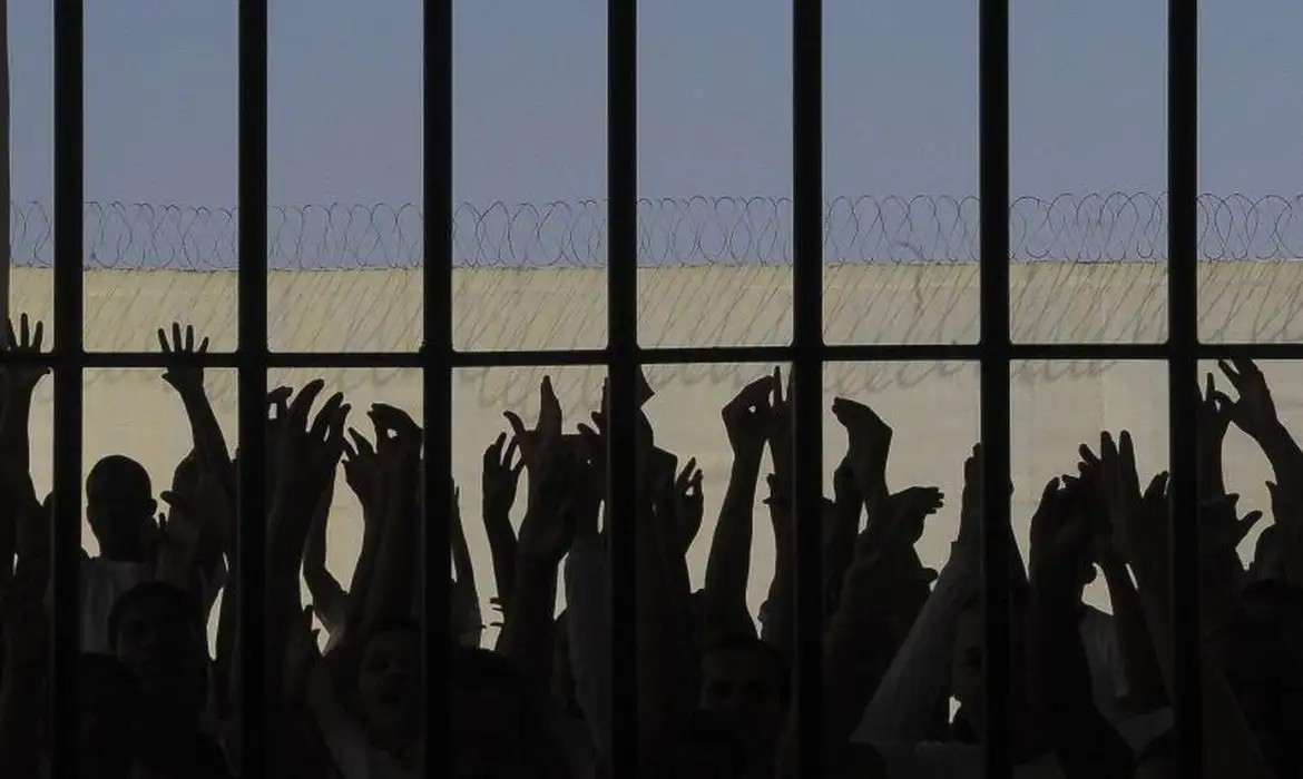 onze-presos-fogem-de-penitenciaria-apos-cavar-tunel-no-rn