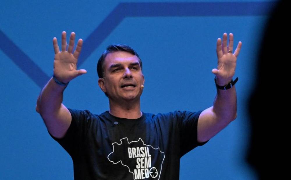 flavio-bolsonaro-promete-reduzir-impostos-e-diz-que-nao-fara-economia-em-cima-de-aposentados