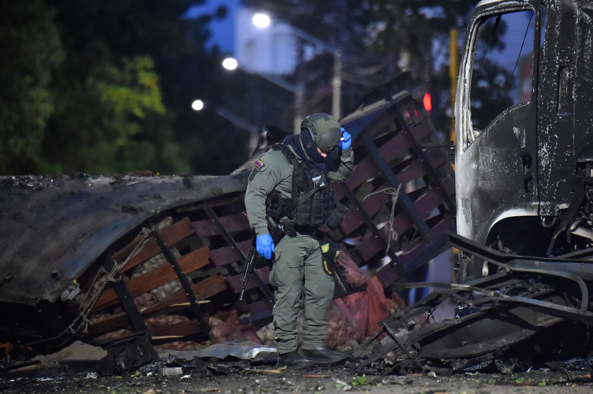 caminhao-bomba-explode-na-colombia-poucos-dias-antes-da-posse-do-presidente