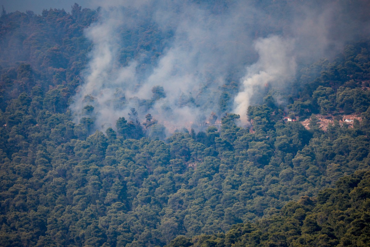 helicopteros-de-combate-a-incendios-florestais-colidem-no-ar-na-grecia