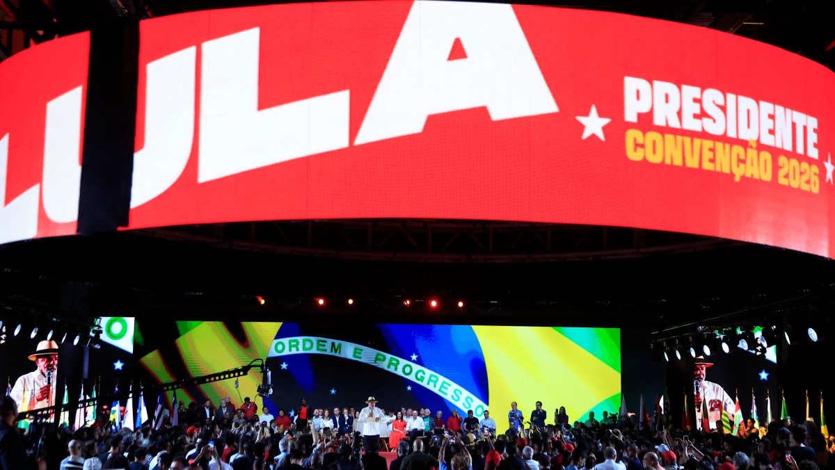vermelho-divide-espaco-com-estampa-de-onca,-broches-e-chapeu-panama-em-convencao-de-lula