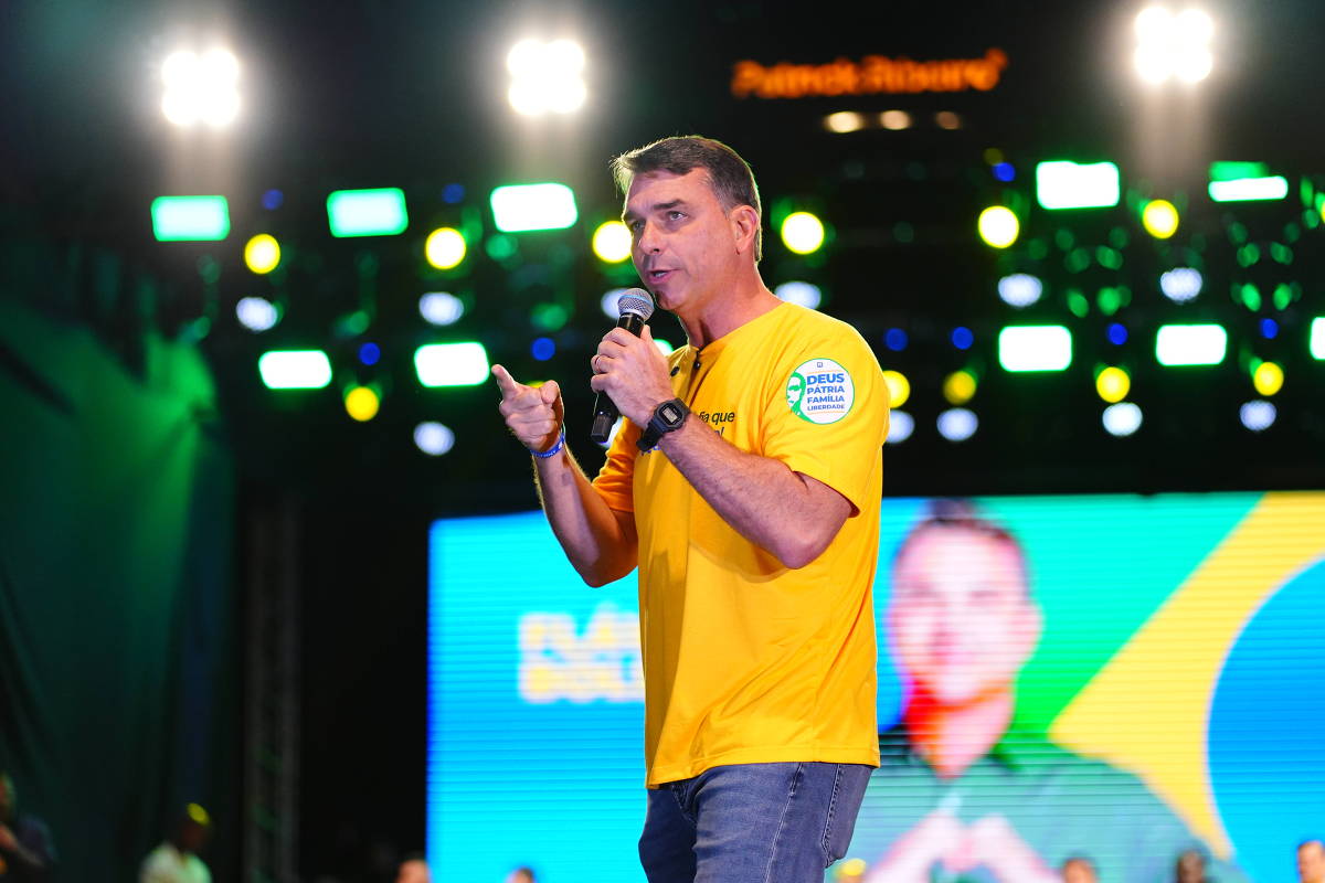 flavio-bolsonaro-diz-que-vai-aceitar-resultado-das-urnas-e-que-tse-e-diferente-de-2022