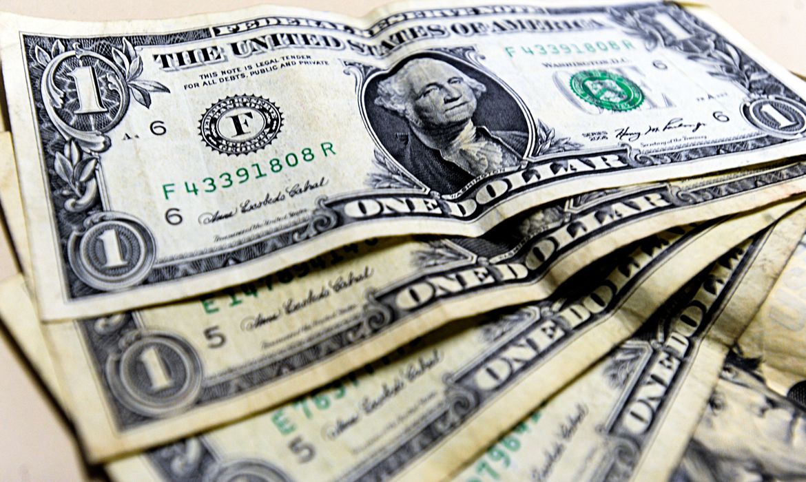 dolar-fecha-em-leve-alta-com-queda-do-petroleo;-mercado-aguarda-comunicado-do-copom