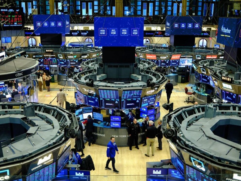 bolsas-de-ny-fecham-em-alta-e-s&p-500-segue-dow-jones-em-renovacao-de-recorde-com-ormuz