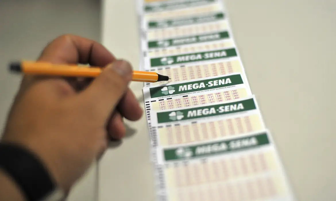 mega-sena-acumula-e-premio-vai-a-r$-165-milhoes