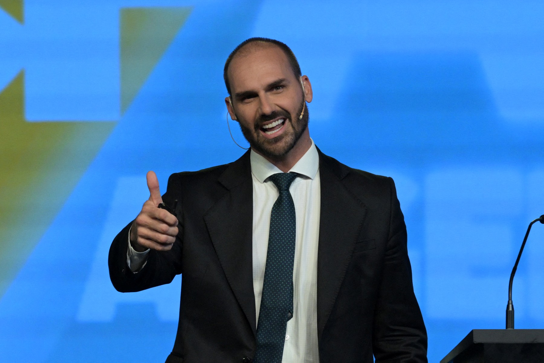 eduardo-bolsonaro-critica-obrigatoriedade-de-vacinas-no-brasil:-‘liberdade’