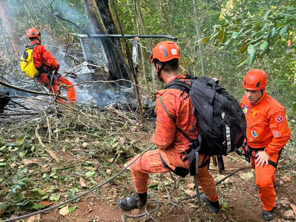 helicoptero-cai-em-area-de-mata-no-rio-e-deixa-quatro-mortos