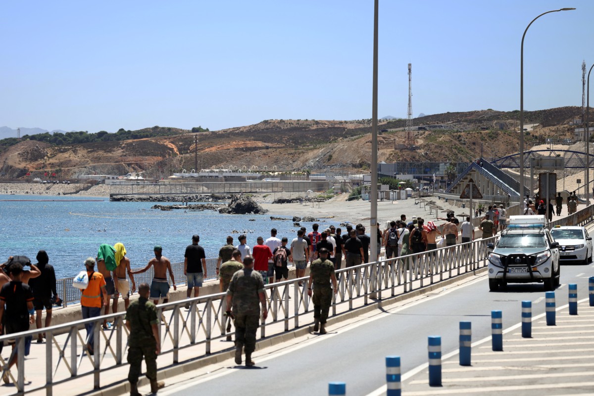 espanha-reintroduz-controles-em-voos-e-navios-da-italia-em-meio-a-disputa-migratoria