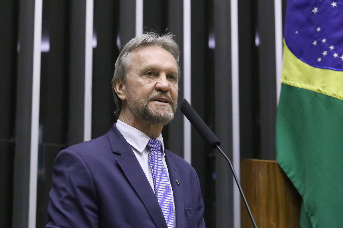 lider-do-pt-sofre-avc-durante-reuniao-na-camara,-em-brasilia