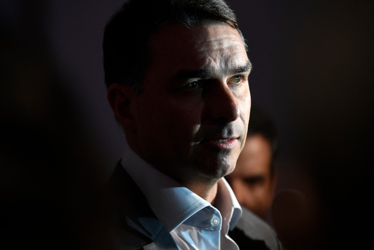plano-de-flavio-bolsonaro-usa-escandalo-do-inss-para-desgastar-lula