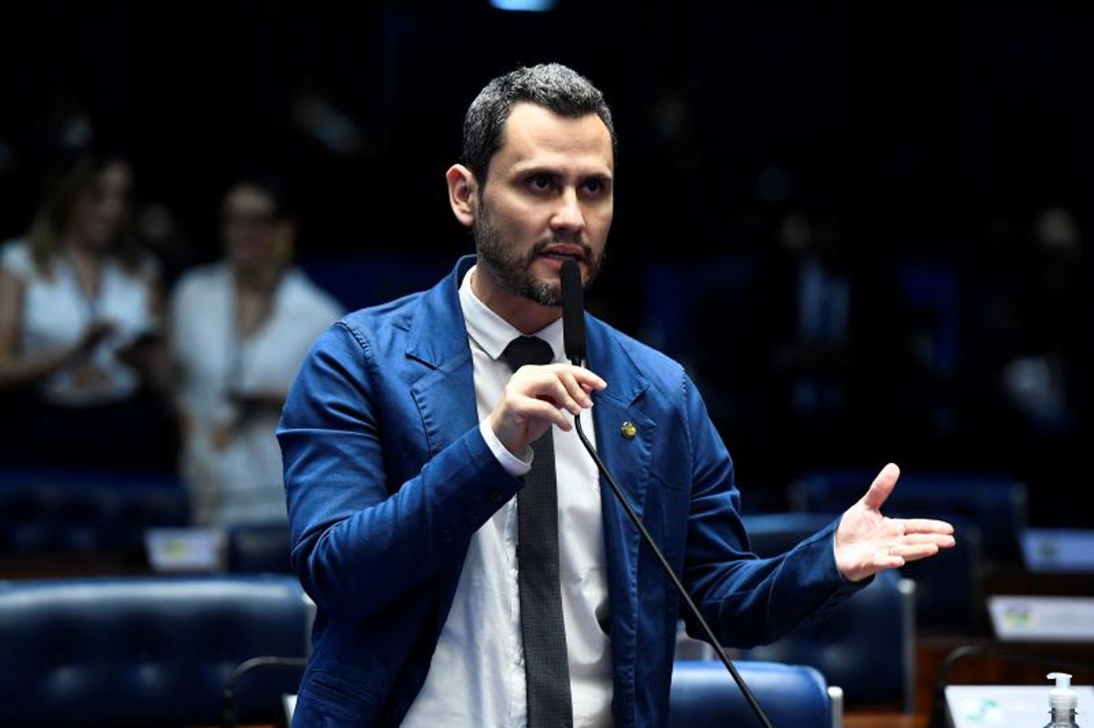 apos-semanas-de-indefinicao,-cleitinho-registra-candidatura-ao-governo-de-mg