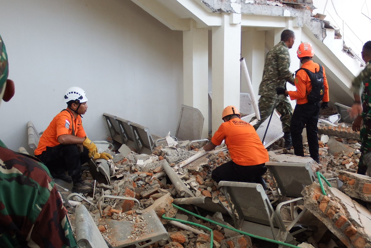 terremoto-de-magnitude-7,7-mata-ao-menos-47-na-indonesia