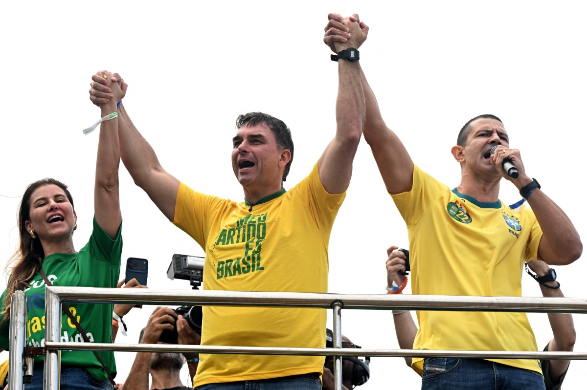 em-copacabana,-flavio-reproduz-audio-de-bolsonaro-e-diz-pais-olha-para-brasilia-‘com-nojo’