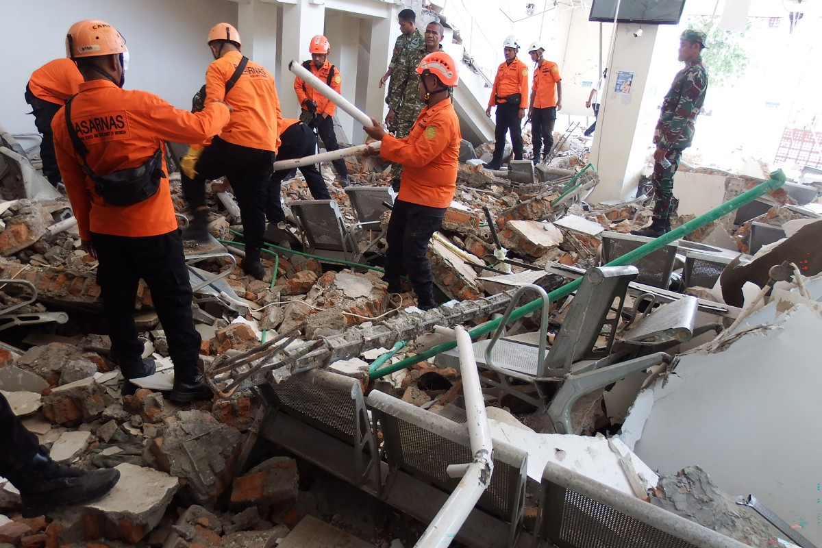 equipes-de-resgate-buscam-vitimas-entre-escombros-apos-terremoto-na-indonesia