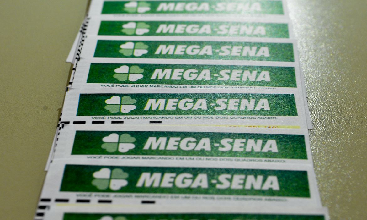 mega-sena-acumula-e-premio-vai-a-r$-50-milhoes