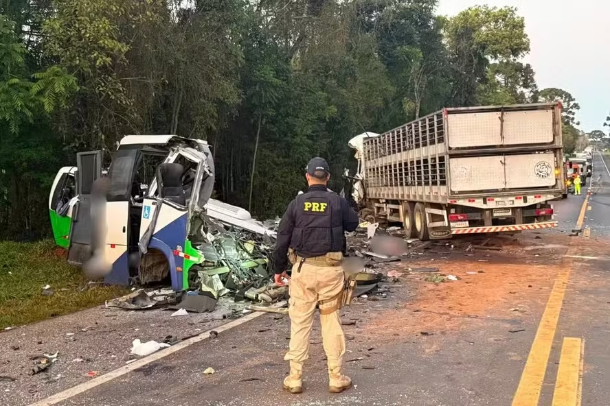 comeca-velorio-de-vitimas-de-acidente-entre-micro-onibus-e-carreta-no-parana