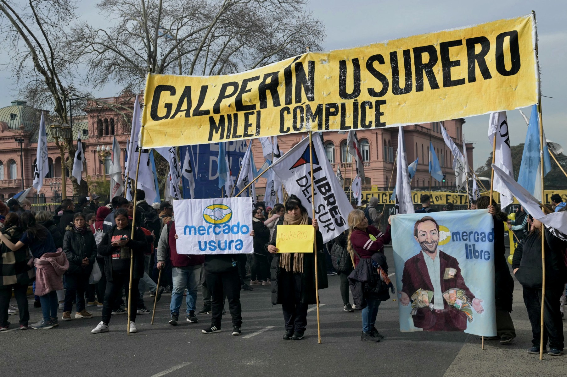 milhares-de-pessoas-protestam-na-argentina-por-endividamento-dos-lares