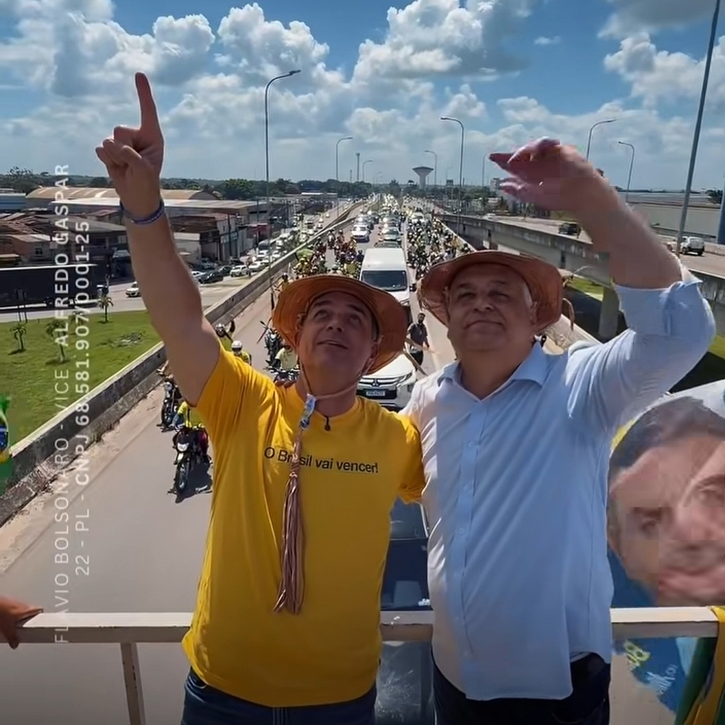 pastor-pede-bencao-para-flavio-bolsonaro-em-culto-e-ora-por-brasil-livre-das-‘garras-de-satanas’