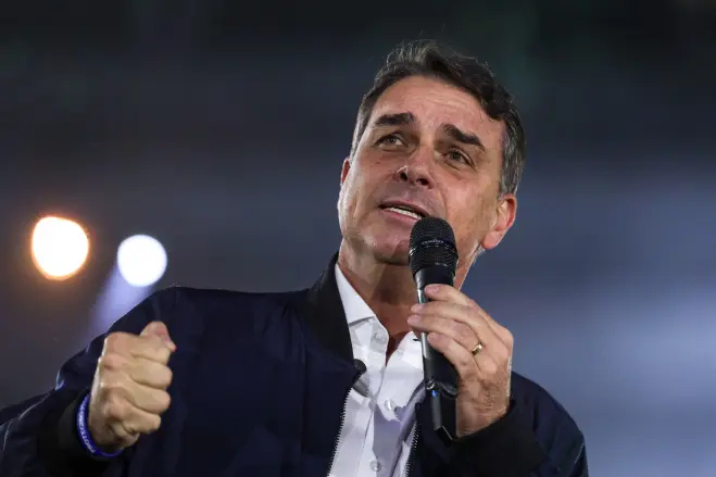 campanha-petista-reune-investigacoes-contra-senador-flavio