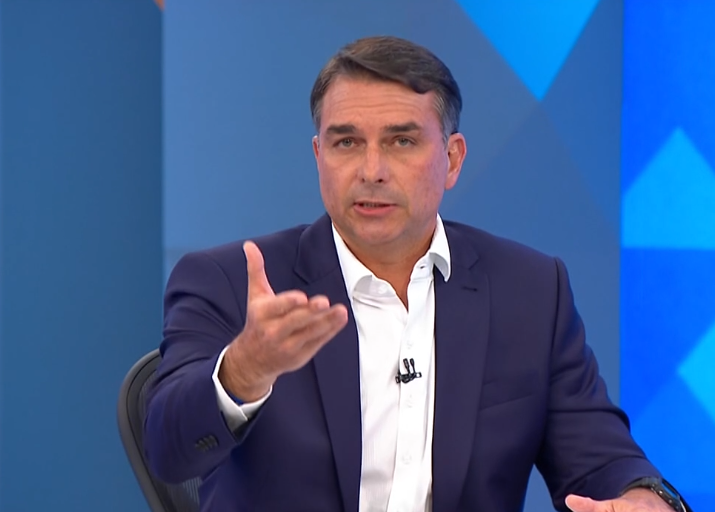 flavio-bolsonaro-compara-filme-com-negocios-da-globo-em-sabatina