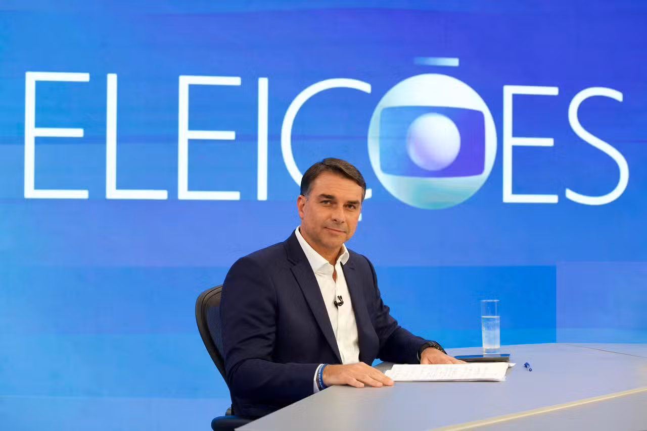 flavio-bolsonaro-leva-anotacoes-a-sabatina-da-globo