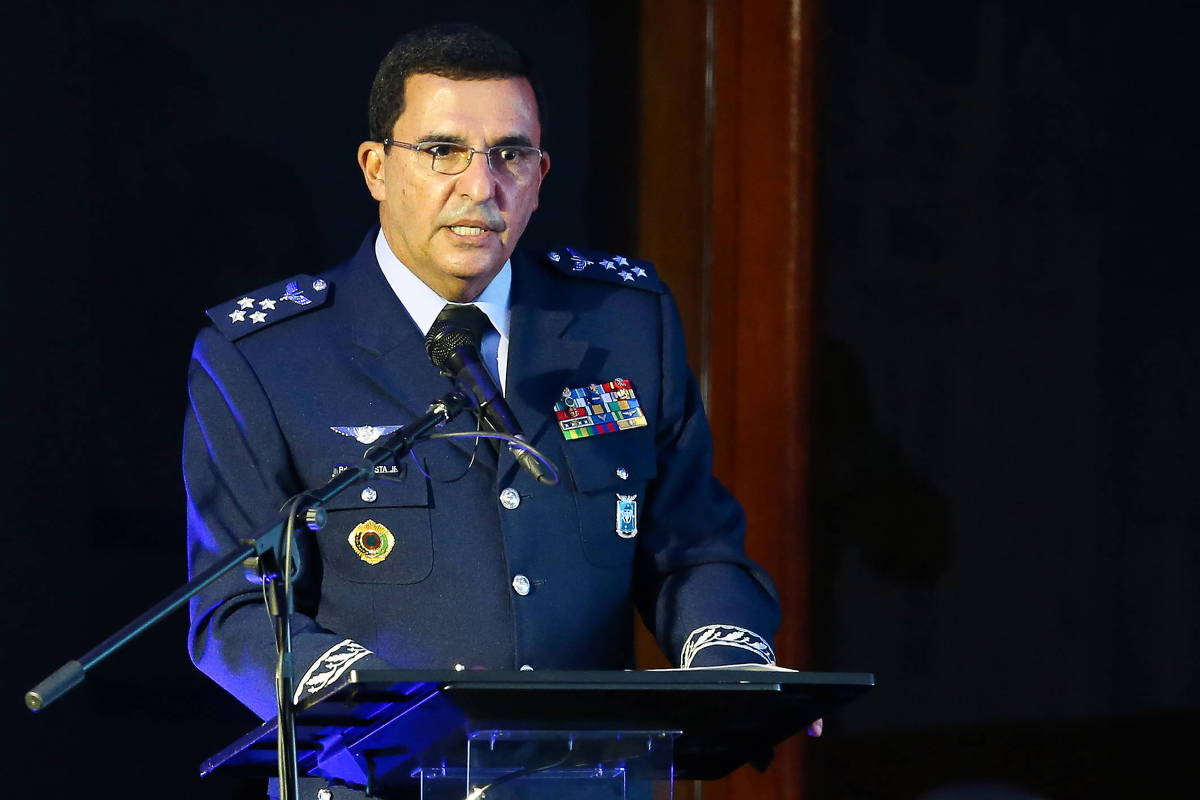 ex-comandante-da-fab-chama-de-‘leviandade’-fala-de-flavio-bolsonaro-sobre-suposto-apoio-a-lula