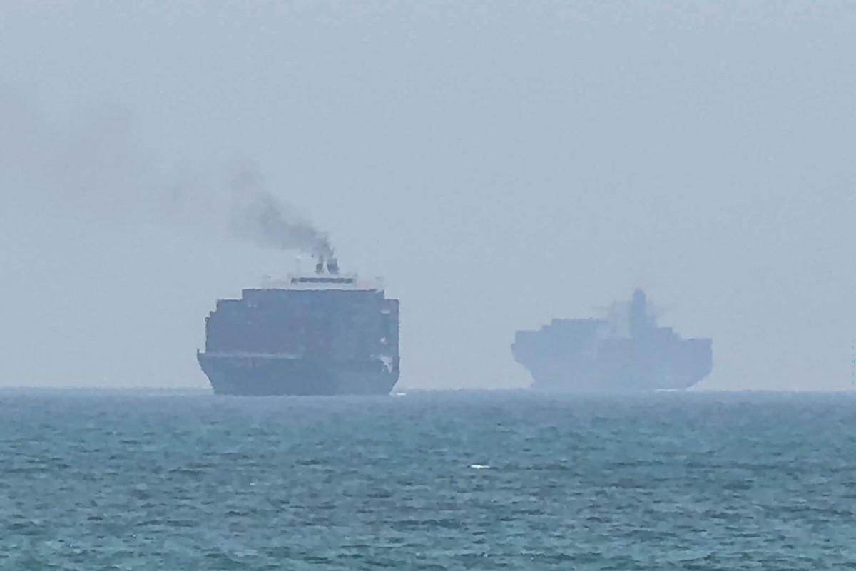 navio-petroleiro-e-atingido-por-projetil-no-estreito-de-ormuz;-nao-ha-registro-de-vitimas