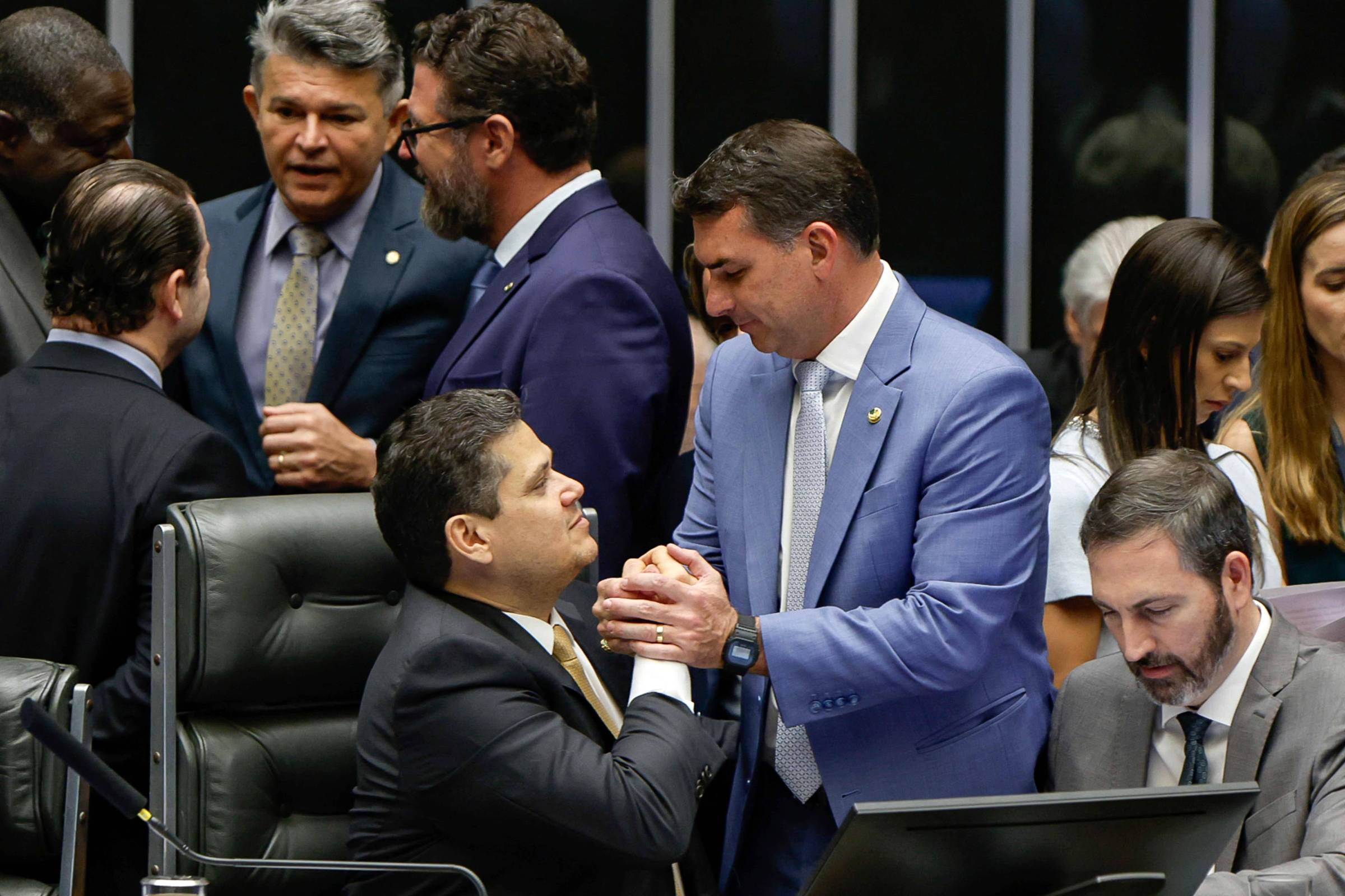 alcolumbre-se-equivocou,-queria-proteger-um-amigo,-em-vez-de-instituicao,-disse-flavio