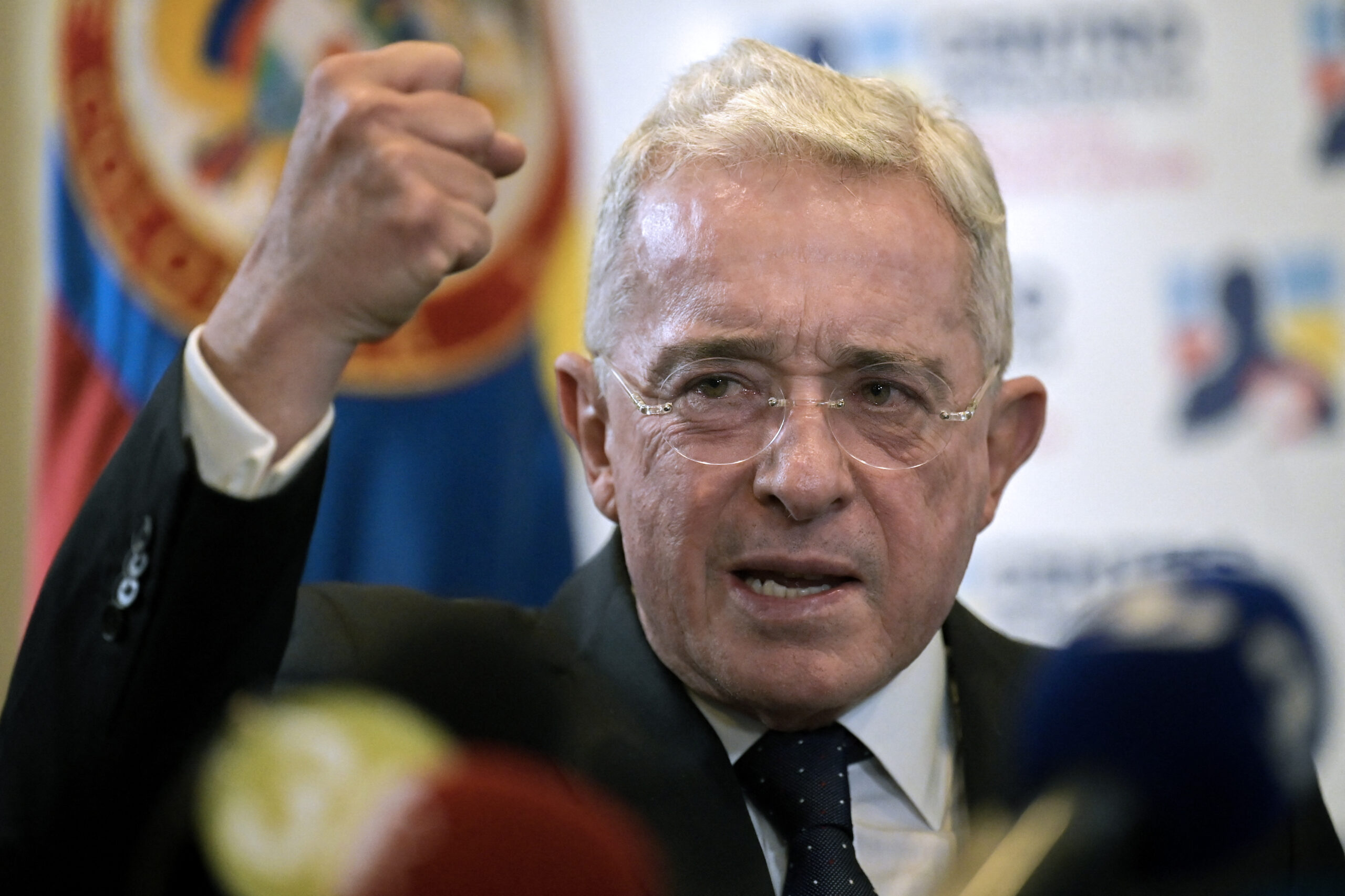 ‘nao-sou-assassino’,-diz-ex-presidente-da-colombia-investigado-por-massacres
