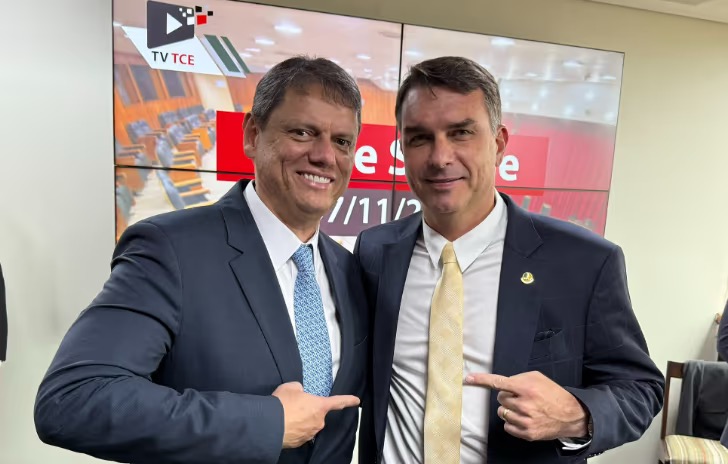 flavio-bolsonaro-declara-apoio-a-tarcisio-para-o-planalto-em-2030