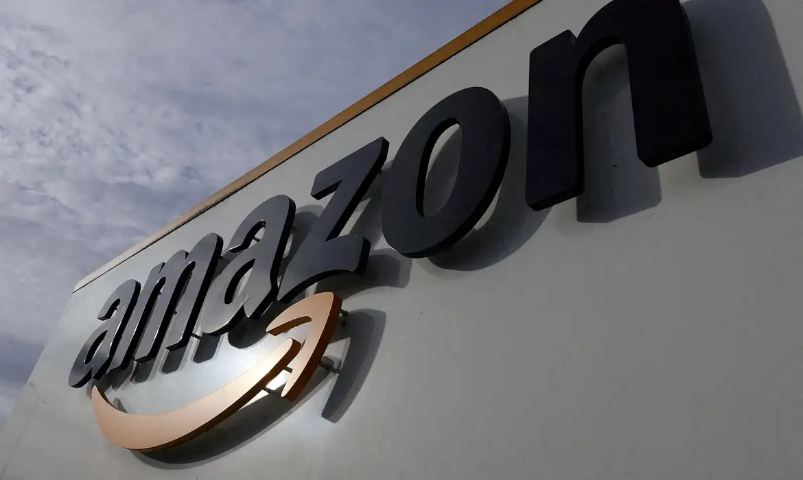 aviao-de-carga-da-amazon-sai-da-pista-em-aeroporto-de-miami-e-atinge-veiculos